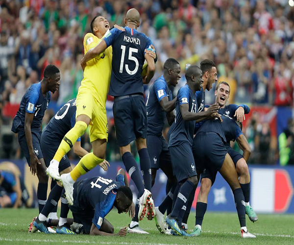 احتفال المنتخب الفرنسي بعد فوزه بكأس العالم
