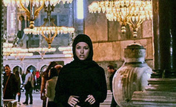 عارضة بلاي بوي تتعرى داخل مسجد آيا صوفيا في اسطنبول