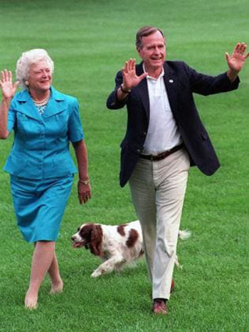 الرئيس الأمريكي الأسبق جورج بوش و زوجته بربارا بعد عودتهم للبيت الأبيض عام 1992
