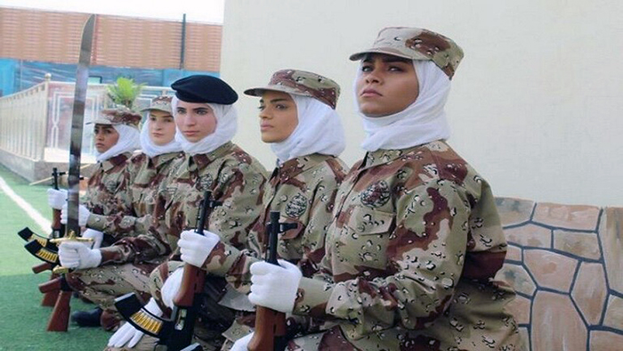 عرض عسكري نسائي في السعودية