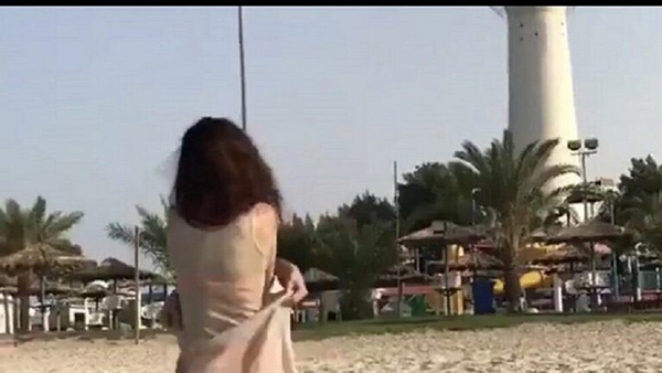 قتاة تتعرى في الكويت